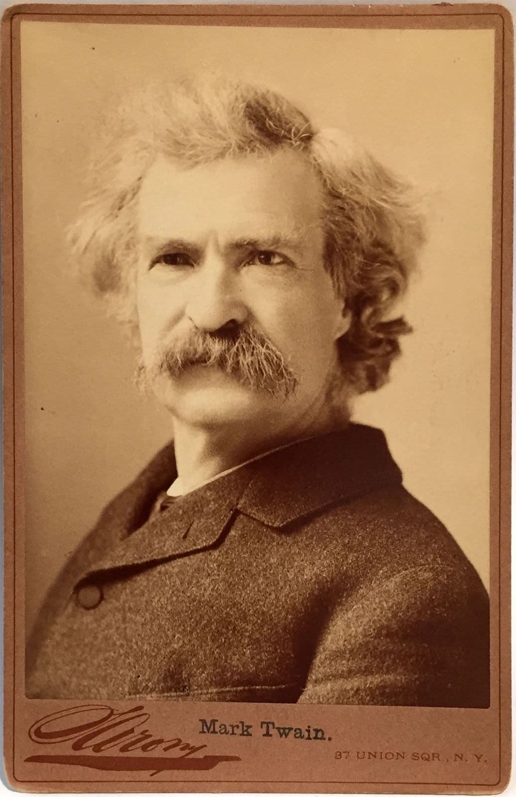 Photographic portrait of Mark Twain in a suit, circa 1884.