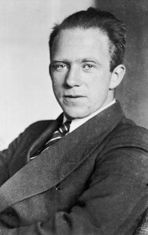 Black-and-white portrait of Werner Heisenberg in 1933.